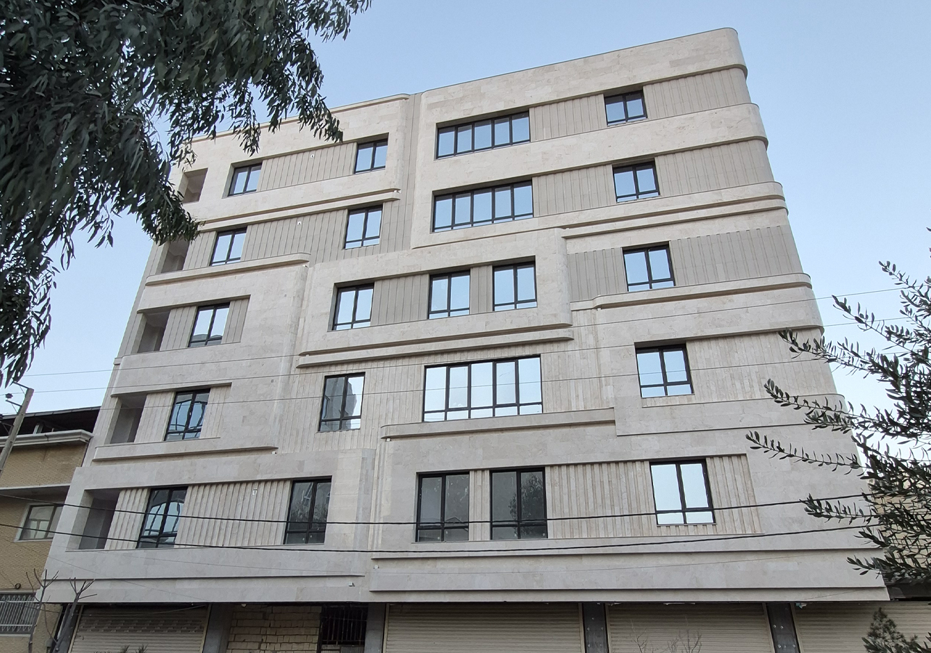 پنجره‌های مدرن UPVC ساختمان